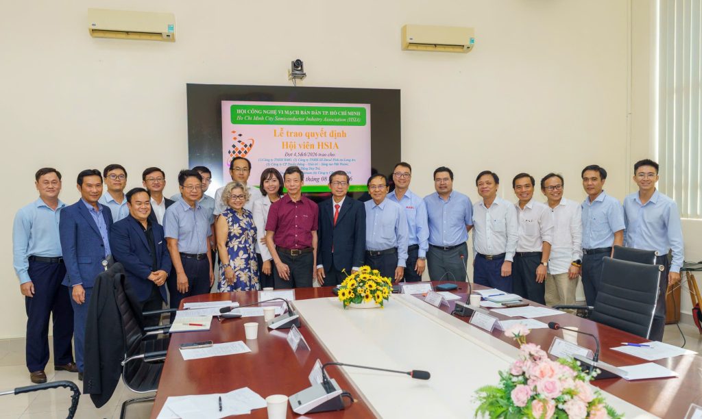 Các Hội viên mới chụp hình lưu niệm cùng BCH HSIA
