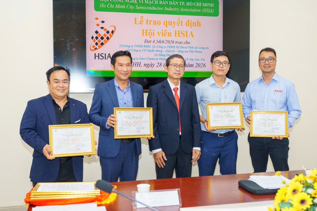 PGS. TS. Nguyễn Văn Hiếu - Chủ tịch Hội - trao quyết định đến các đại diện doanh nghiệp và cá nhân Hội viên mới